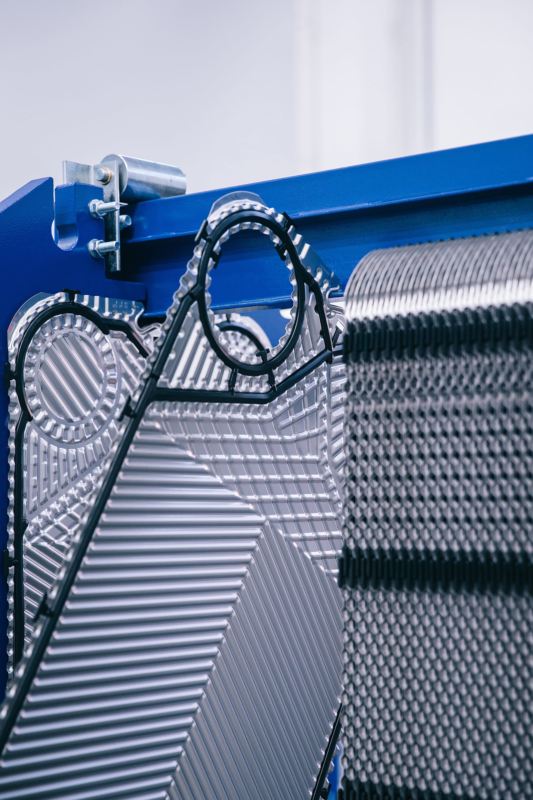 alt text: A technician easily installing a TIVO replacement plate into an Alfa Laval M6 frame