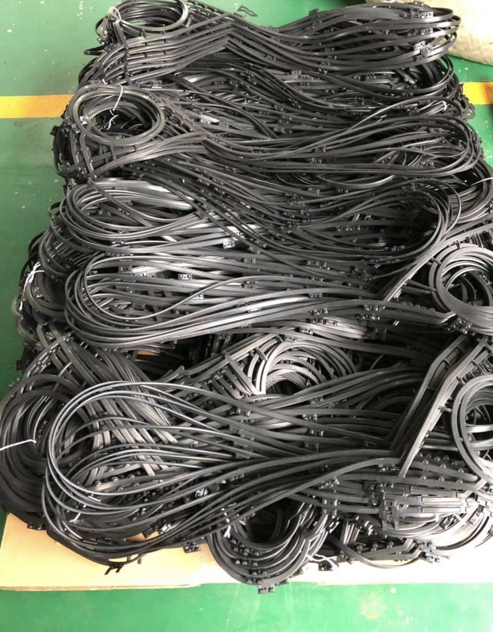 PosInLoc gasket clip and peroxide cross-linking